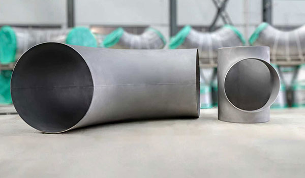 Jakie są różnice między kutymi i odlewanymi kolankami z gwintem 90 stopni?