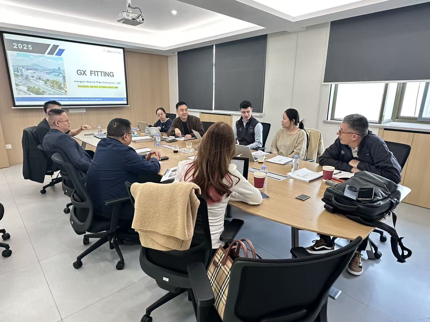 Delegacja klientów odwiedza naszą fabrykę w celu wymiany technicznej i współpracy